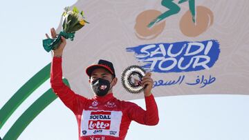 El ciclista australiano del Lotto-Soudal Caleb Ewan posa en el podio como ganador de la primera etapa del Saudi Tour, el Tour de Arabia Saudi, en Winter Park.