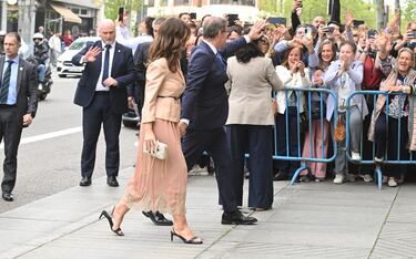 Alberto Núñez Feijóo, presidente del PP, y su esposa, Eva Cárdenas, a su lleagada a la  parroquia del Sagrado Corazón y San Francisco de Borja para asistir al enlace matrimonial entre José Luis Martínez-Almeida y Teresa Urquijo Moreno.