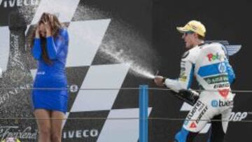 El pequeño de los Espargaró celebra en el podio su victoria en el circuito de Assen.