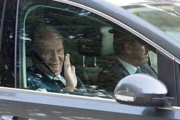 El rey Juan Carlos, invitado a la boda de Rafa Nadal y Mery Perellóa, a su salida de la fiesta.