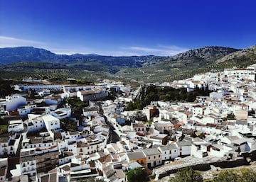 Municipio situado en el sudeste de la provincia, en un territorio que va desde las sierras, incluidas en el Parque Natural de la Sierra Subbética. La población se sitúa al pie del Tajo del Algarrobo, extendiéndose por la ladera y salpicada de puntos de interés como los restos del Castillo.