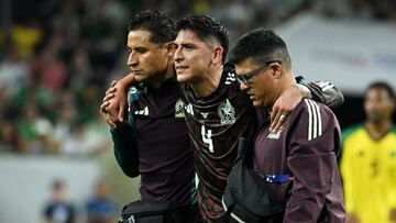 Edson Álvarez sale del campo después de lesionarse.