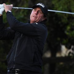 Mickelson, a falta de dos hoyos de ganar en Pebble Beach