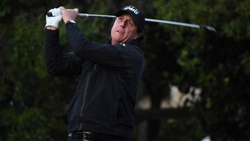 Phil Mickelson golpea la bola en el AT&T Pebble Beach Pro-Am en Pebble Beach Golf Links en Pebble Beach, California.