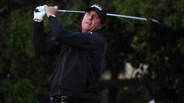 Phil Mickelson golpea la bola en el AT&amp;T Pebble Beach Pro-Am en Pebble Beach Golf Links en Pebble Beach, California.