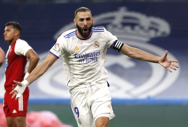 Actualmente, Benzema es el quinto jugador con más goles en la historia del Real Madrid. Son 287 tantos, y ya está por encima de otros ídolos del Santiago Bernabéu como Paco Gento, Hugo Sánchez y Ferenc Puskas. Está a tres de Carlos Santillana, que es cuarto, y a 21 del Top-3 que empieza Alfredo Di Stéfano (308). Si sigue a este ritmo, superará incluso a Raúl (323) y quedará solo por detrás de Cristiano (451). Su promedio también lo coloca entre los mejores con un gol cada dos partidos.