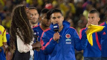 Caterine Ibargüen entrega la bandera de Colombia a Falcao en la despedida de la Selección en Bogotá