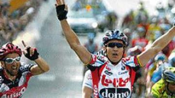 <b>EL SPRINT.</B> Baldato arranca y trata de superar a McEwen (imagen 1), pero éste le fue cerrando contra las vallas hasta que tuvo que frenar (imagen 2). A la izquierda, el australiano alza los brazos y el italiano protesta.