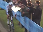 Van der Poel gana pese al ataque de un espectador: le ahúman la cara