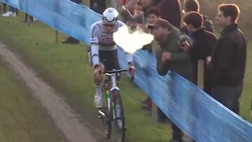 Van der Poel gana pese al ataque de un espectador: le ahúman la cara