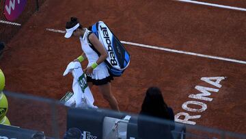 ROME, ITALY - MAY 20: Garbine Muguruza of Spain leaves the court after retiring injuried during her semi final match against Elina Svitolina of Ukraine in The Internazionali BNL d'Italia 2017 at Foro Italico on May 20, 2017 in Rome, Italy. (Photo by Gareth Copley/Getty Images)