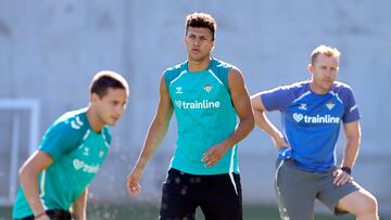Deossa, en un entrenamiento con el Betis.