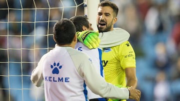 Fernando Pacheco celebra la victoria del Alav&eacute;s ante el Celta en Bala&iacute;dos en la Liga Santander.