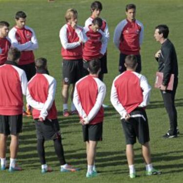 Vela y Griezmann amenazan a un Sevilla que aún tiene dudas