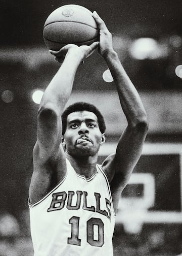 Robert Earl “Butterbean” Love tiene enpasó por los Bulls desde el 1968 hasta 1976. Su número diez está colgado en el techo del pabellón de los Bulls. Fue 3 veces Elegido para el All-Star de la NBA (1971, 1972, 1973).