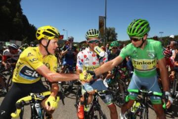 Chris Froome, Peter Sagan y un corredor de Tinkoff. 