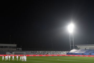 Real Madrid players take the field during the Spanish league football match between Real Madrid CF and Granada FC at the Alfredo di Stefano stadium in Valdebebas, on the outskirts of Madrid on December 23, 2020. (Photo by OSCAR DEL POZO / AFP)