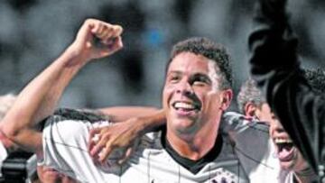 <b>FELICIDAD. </b>Ronaldo se mostró exultante en la celebración del título del torneo Paulista.