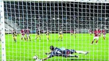 <b>YA, NI DE PENALTI. </b>Bruno marró una pena máxima con 0-1 antes del descanso, síntoma del devenir de los grana.