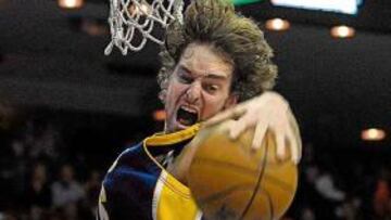 <b>MORDISCOS A HOWARD. </b>Pau saca los colmillos ante Howard.