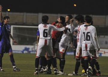 27 fechas de castigo recibió José Pedrozo. El paraguayo estaba ofuscado por el arbitraje de Marcelo Miranda y su reacción, después de cobrar una falta, fue tomar por el cuello al juez e intentar ahorcarlo.