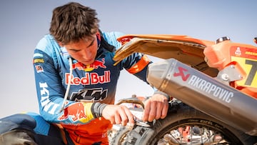 Edgar Canet repara su KTM durante el Dakar 2026.