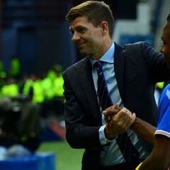 Steven Gerrard, orgulloso por la madurez de Alfredo Morelos