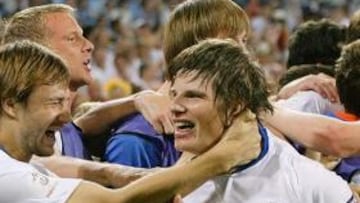 <b>0LA ESTRELLA. </b>Sychev abraza a Arshavin para felicitarle por su gol, el 1-3 que puso la guinda a su magnífica actuación.