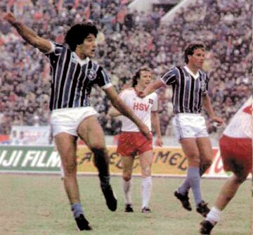 El Hamburgo rompió la racha de victorias inglesas en la Copa de Europa al derrotar a la Juventus por 1-0 y se plantó en Tokio para enfrentarse al Gremio de Porto Alegre. Los brasileños llegaron a Japón después de arrebatarle al Peñarol la Copa Libertadores con un empate en Montevideo (1-1) y una victoria en su estadio por 2-1. En la final de la Intercontinental ganaron 2-1 en la prórroga: un gol de Schröder a falta cinco minutos para el final forzó el tiempo extra, pero Renato Gaúcho, en la imagen disparando a puerta, sentenció el partido. El delantero brasileño fue el gran protagonista al marcar los dos goles de Gremio.