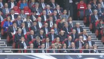 La primera línea del palco presidida por Michel Platini, junto a los Reyes de España y los presidentes de España, Mariano Rajoy, y Portugal, Passos Coelho.