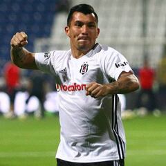 Medel es la novedad entre los chilenos que juegan Champions