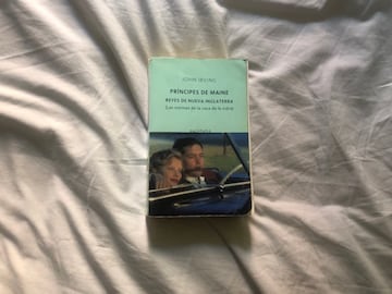 Siempre que miro este libro en mi estantería se me viene esa frase: "Buenas noches Príncipes de Maine, Reyes de Nueva Inglaterra". John Irving es un fantástico escritor pero ésta siempre será mi novela de las suyas favorita. Extensa, dura, en torno al aborto, la vida. En 1999, la película 'Las normas de la casa de la sidra' se rodó basada en ella. También resulta inolvidable.