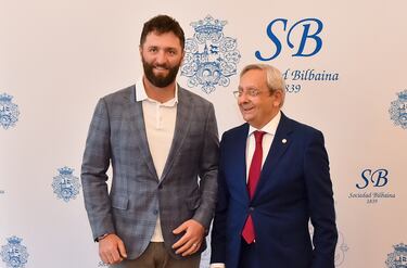 El golfista John Rahm recibió el premio Dama Bilbaina 2023 en los salones de la Sociedad Bilbaina en reconocimiento a su trayectoria deportiva.