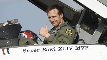 BARKSDALE AIR FORCE BASE, La. -- Drew Brees, New Orleans Saints quarterback and Super Bowl XLIV MVP, gives a thumbs up after a flight in a United States Air Force Thunderbirds' F-16 here Friday, April 23. Drew Brees and teammate Jabari Greer visited Barksdale to meet with Airmen and fly with the Thunderbirds. (U.S. Air Force photo by Senior Airman Chad Warren)(RELEASED)