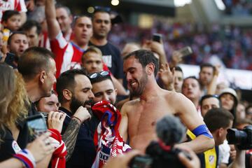 Godín recibió el homenaje de su hinchada. 