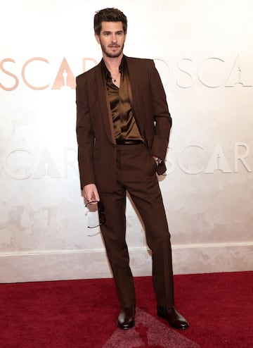 Andrew Garfield posa en la alfombra roja del Dolby Theatre.