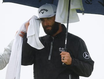 Rahm se protege de la lluvia este domingo en Hoylake. 