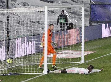 2-0. Ferland Mendy celebr¨® el segundo gol.ol.