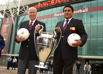 Bobby Charlton y Eusebio posan con el trofeo de la Copa de Europa fuera del estadio Old Trafford en Manchester, un día antes de la final de la Liga de Campeones de 2007.