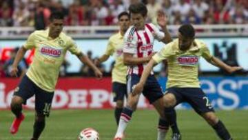 Carlos Fierro entre un mar americanista en el empate 1-1 frente al Am&eacute;rica en el Omnilife.