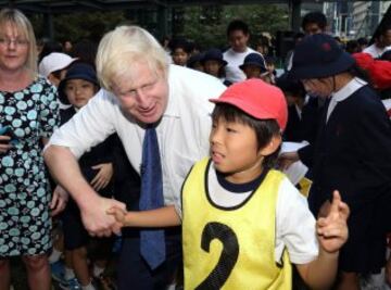 Boris Johnson arroya al niño de 10 años durante un acto de rugby callejero. El alcalde de Londres se encuentra éstos días en Tokio para estrechar lazos culturales con la ciudad nipona.