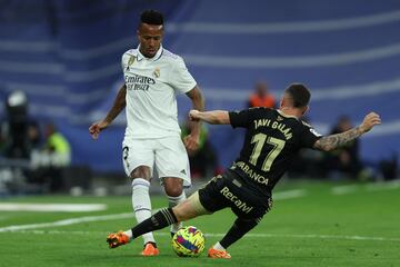 Militao controla un balón ante Javi Galán.