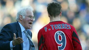 Luis Aragonés dando instrucciones a Fernando Torres.