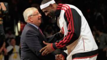 David Stern saluda a LeBron James durante la ceremonia de entrega de anillos en octubre de 2012.