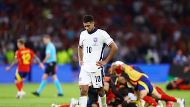 Un desdibujado Jude Bellingham camina por el estadio Olímpico de Berlín mientras los jugadores españoles celebran el título recién ganado.