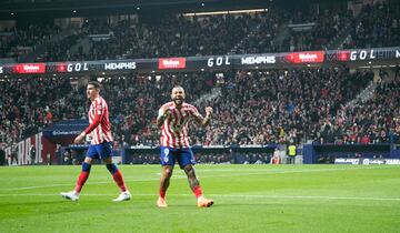 1-0. memphis Depay celebra el primer gol que marca en el minuto 22 de partido.