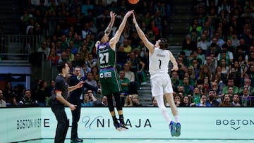 Chris Duarte frente a David Kramer, en el duelo de Liga Endesa en el Martín Carpena.