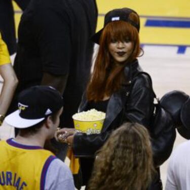 El dueño de los Warriors cambió de sitio para alejarse de Rihanna