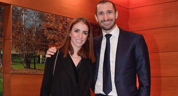 Giorgio Chiellini encontró la felicidad de la mano de Carolina Bonistalli, quien ha acompañado al futbolista en cada uno de sus grandes momentos, tanto en la Juventus como con la selección nacional. Se casaron en el año 2014 tras salir juntos cuatro años. Ahora viven felices junto a sus dos hijas pequeñas, Nina y Olivia.