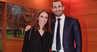 Giorgio Chiellini encontró la felicidad de la mano de Carolina Bonistalli, quien ha acompañado al futbolista en cada uno de sus grandes momentos, tanto en la Juventus como con la selección nacional. Se casaron en el año 2014 tras salir juntos cuatro años. Ahora viven felices junto a sus dos hijas pequeñas, Nina y Olivia.
